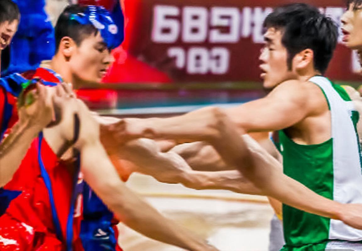 广州男篮VS福建队：巅峰对决关键瞬间回顾(图2)